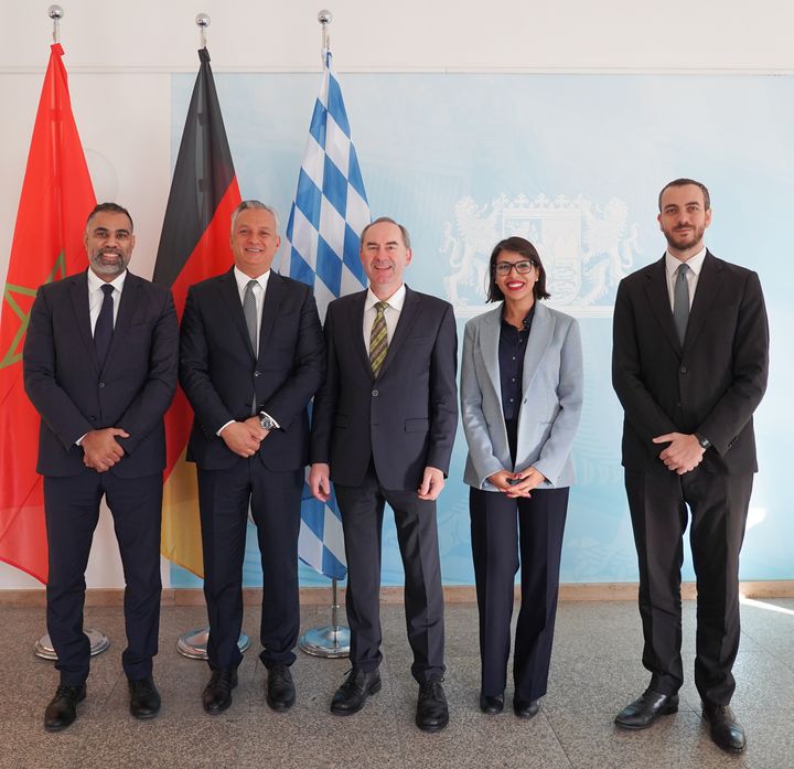 Bayerns Wirtschaftsminister Hubert Aiwanger mit dem marokkanischen Investitionsminister Karim Zidane (2. von links); Dalal Menni, Kabinettschefin des Ministers; Mourad El Khabbaz, Berater des Ministers (links); Ghali Skalli, Generaldirektor für Investitionen und Wirtschaftsklima (rechts; Foto: StWMi)
