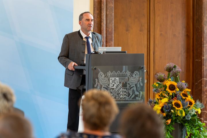 Staatsminister Hubert Aiwanger verleiht die Auszeichnung "5-Sterne Dorfläden" 