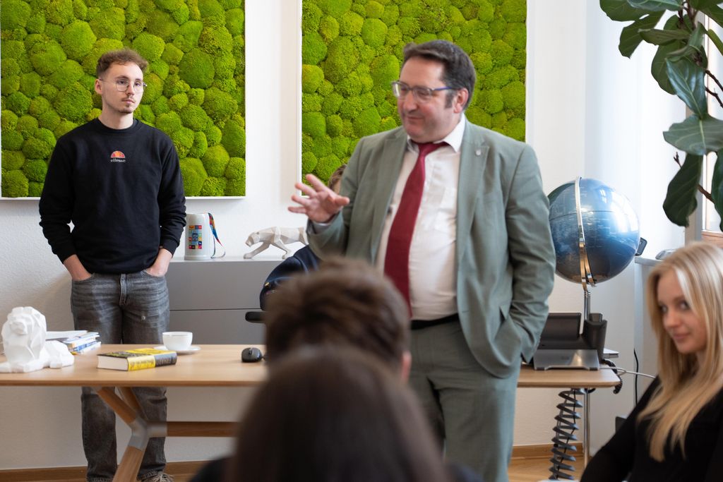 Bayerns Wirtschaftsstaatssekretär Tobias Gotthardt begrüßt die Schülerinnen und Schüler der 12. Klasse der Staatlichen Fachoberschule Regen.