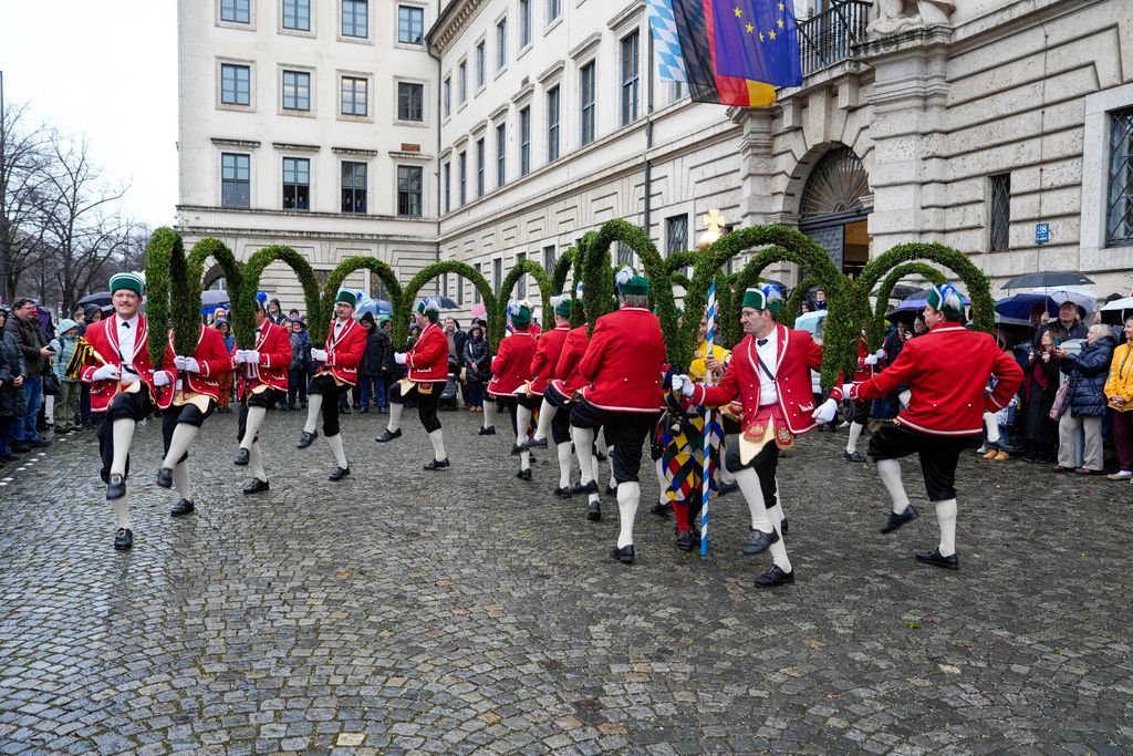 Der Bayerische Wirtschaftsminister Hubert Aiwanger begrüßt die Original Münchner Schäfflertanzgruppe. 