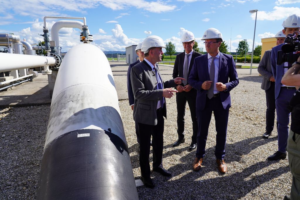 Wirtschaftsminister Hubert Aiwanger im Gespräch mit Markus Mitteregger, CEO des Haidach-Betreibers RAG. Foto: StMWi