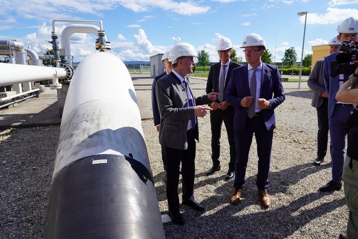 Wirtschaftsminister Hubert Aiwanger im Gespräch mit Markus Mitteregger, CEO des Haidach-Betreibers RAG. Foto: StMWi