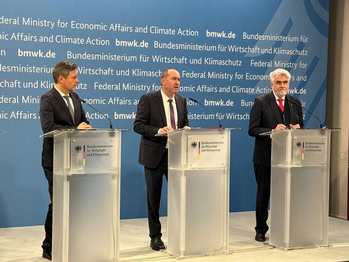 Bayerns Wirtschafts- und Energieminister Hubert Aiwanger bei der Pressekonferenz nach dem Sondertreffen in Berlin mit Bundeswirtschaftsminister Robert Habeck (links) und Sachsen-Anhalts Energieminister Professor Dr. Armin Willingmann. Foto: StMWi