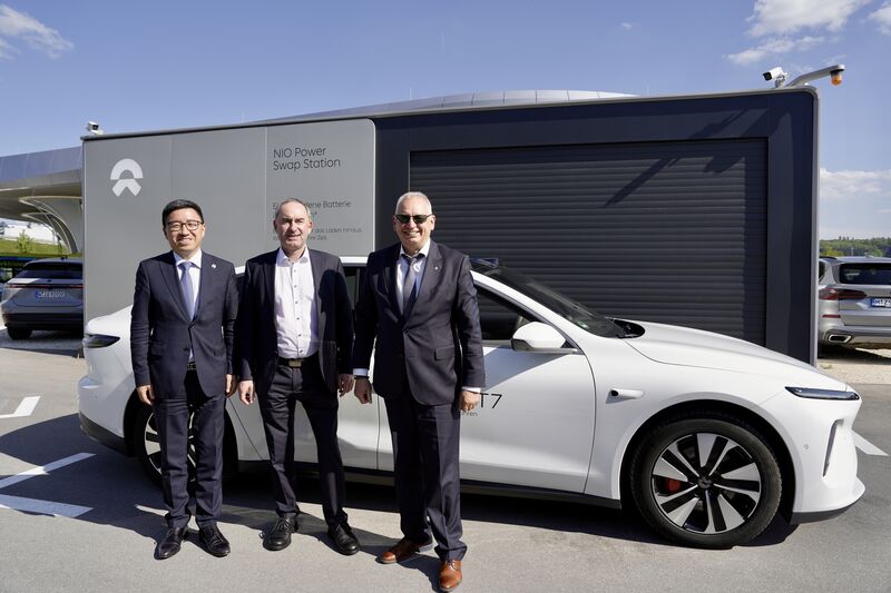 Wirtschaftsminister Hubert Aiwanger beim Besuch der Power Swap Station in Zusmarshausen – gemeinsam mit Hui Zhang (links), Vice President Europe bei NIO, und Harry Rogasch (rechts), Senior Director Government Relations Europe. Foto: StMWi.