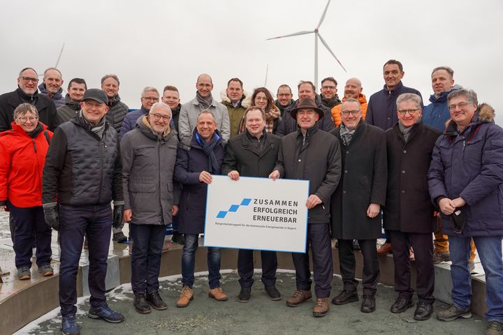 Bei dem Treffen im oberfränkischen Landkreis Kronach betonten Bayerns Wirtschaftsminister Hubert Aiwanger die breite Unterstützung für die Energiewende und die Bedeutung kommunaler Beteiligung. Foto: StMWi/K. Huber
