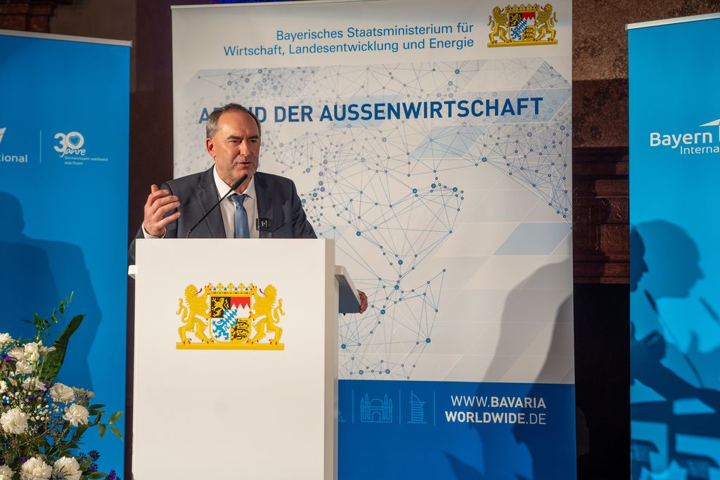 Beim Abend der Außenwirtschaft dankte Bayerns Wirtschaftsminister den Auslandsrepräsentanten für ihre engagierte Arbeit.
Foto: StMWi