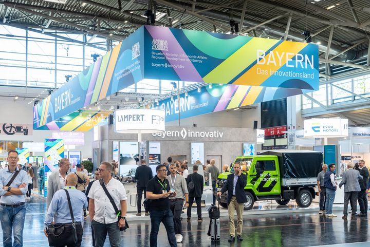 Impressionen des Messestands des Bayerischen Wirtschaftsministeriums auf der IAA Mobility 2023