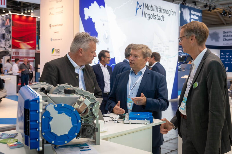 Bayerns Wirtschaftsstaatssekretär Roland Weigert besucht die IAA MOBILITY 2023