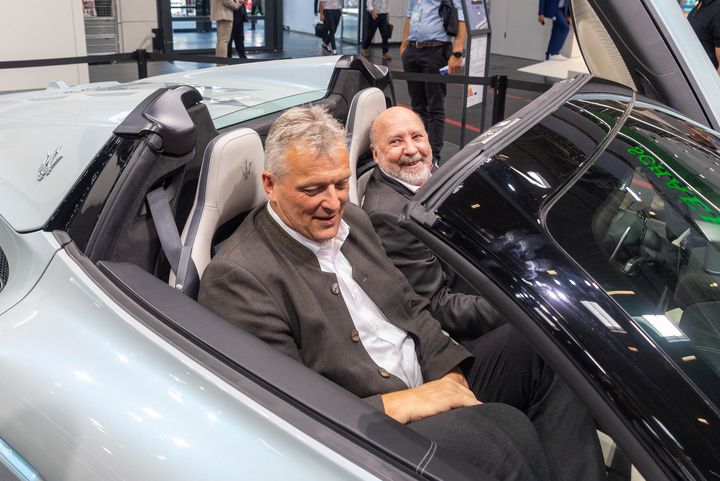 Bayerns Wirtschaftsstaatssekretär Roland Weigert besucht die IAA MOBILITY 2023 