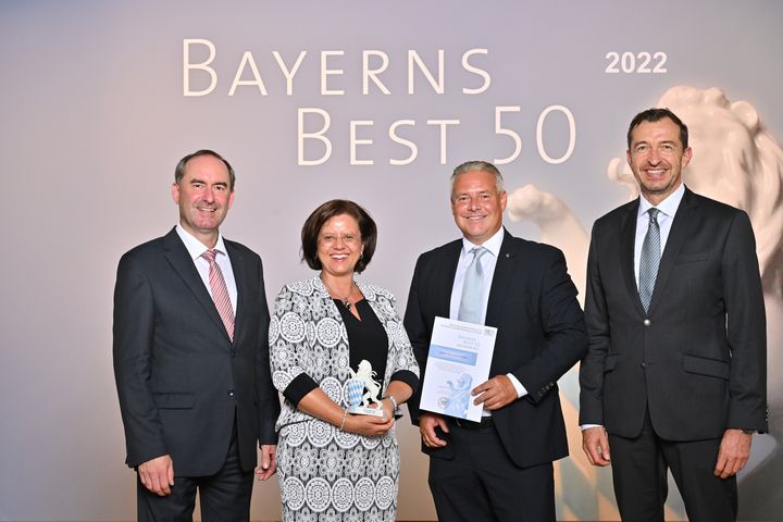 Bayerns Wirtschaftsminister Hubert Aiwanger (links) übergibt die Auszeichnung "Bayerns Best 50" an die Göpfert Maschinen GmbH.