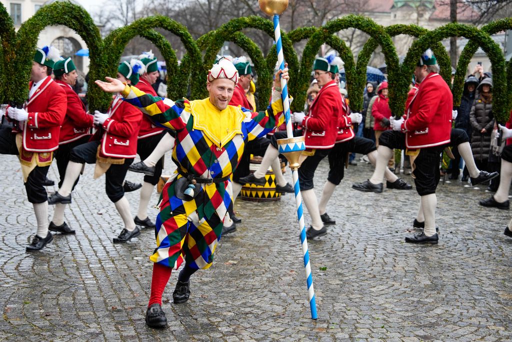 Der Bayerische Wirtschaftsminister Hubert Aiwanger begrüßt die Original Münchner Schäfflertanzgruppe. 