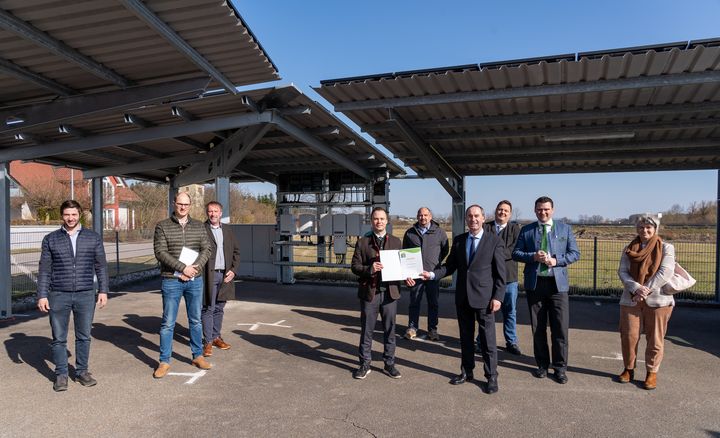 Wirtschaftsminister Hubert Aiwanger hat die innovative PV-Carport Anlage am Hotel Wolfringmühle im oberpfälzischen Fensterbach besichtigt. Dabei überreichte er Hotelier Thomas Auerbach auch die Urkunde für die erfolgreiche Teilnahme am „Umwelt- und Klimapakt Bayern“. Foto: StMWi/Elke Neureuther