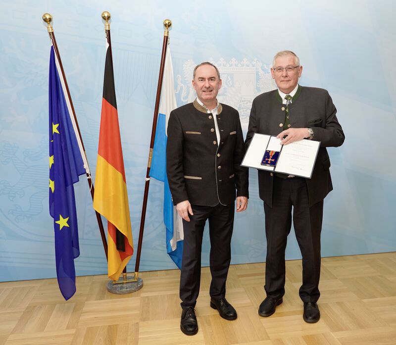 Wirtschaftsminister Hubert Aiwanger ehrt Herrn Alfred Rainer. Foto: StMWi.