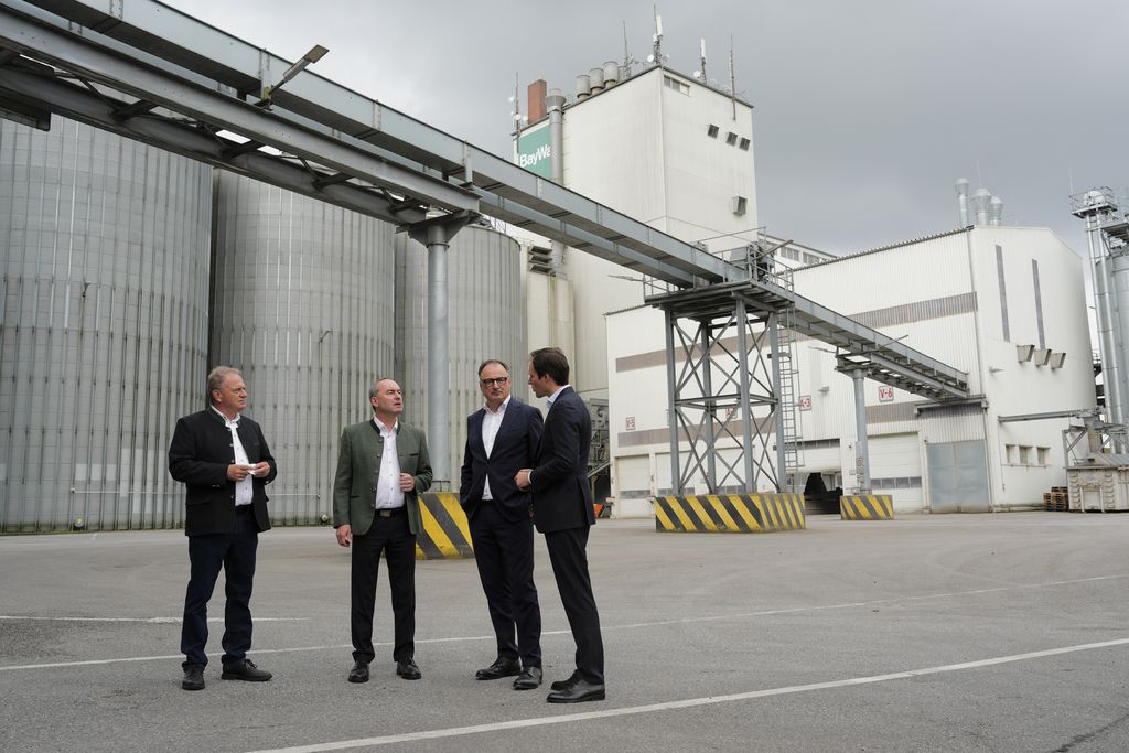 Johann Wassinger (Regionalleiter Agrar), Wirtschaftsminister Hubert Aiwanger, Dr. Frank Hiller (Vorstandsvorsitzender) sowie Jörg Immerz (Geschäftsbereichsleiter Agrar) tauschen sich über die aktuelle Lage aus (v.l.n.r.). Foto: StMWi.