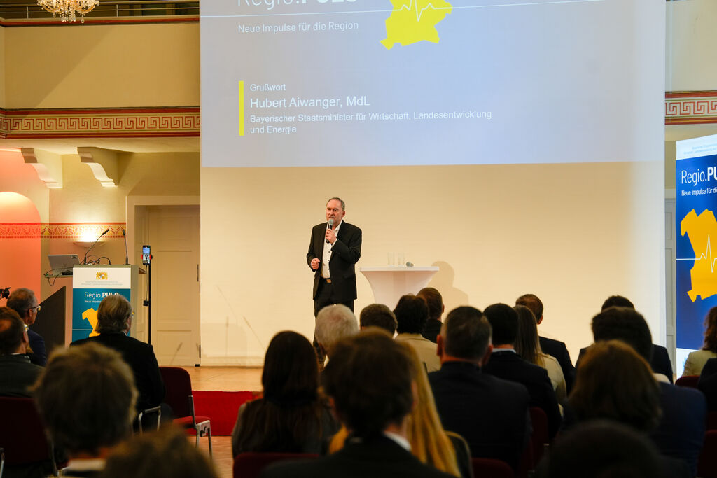 Bayerns Wirtschaftsminister Hubert Aiwanger gab den Startschuss für die Veranstaltungsreihe Regio.PULS. 
Foto: StMWi/ K. Huber