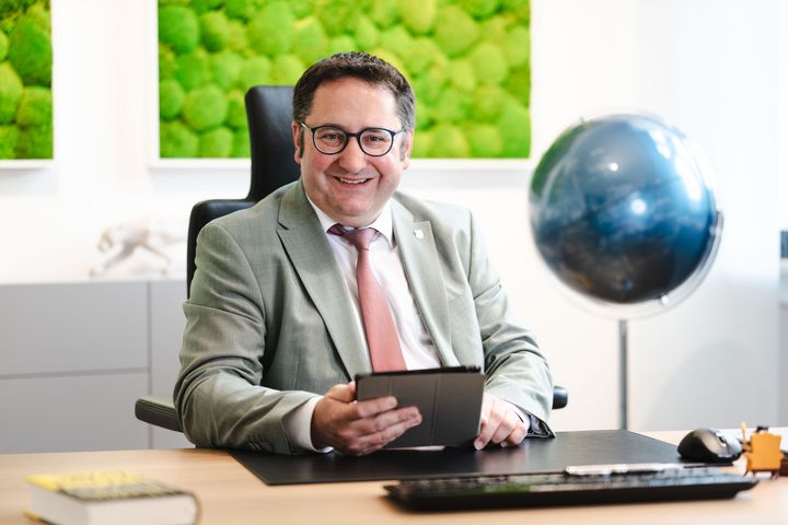 Portraitfoto Bayerns Wirtschaftsstaatssekretär Tobias Gotthardt