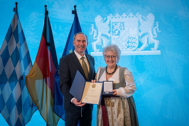 Bayerns Wirtschaftsminister Hubert Aiwanger verleiht die Staatsmedaille für besondere Verdienste um die bayerische Wirtschaft.