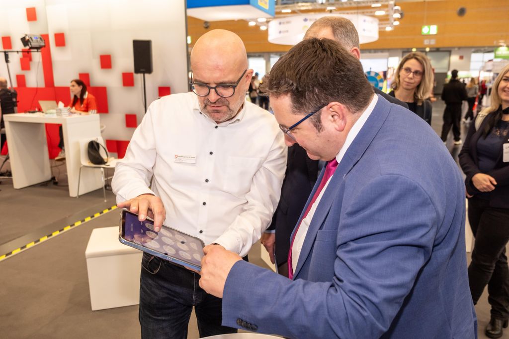 Bayerns Wirtschaftsstaatssekretär Tobias Gotthardt besucht die Berufsbildungsmesse in Nürnberg.