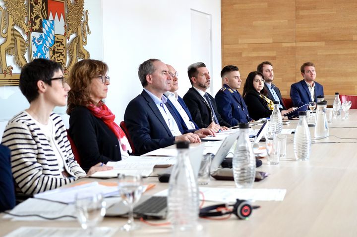 Wirtschaftsminister Hubert Aiwanger während des Videogesprächs mit den regionalen Planungsverbänden. Foto: StMWi