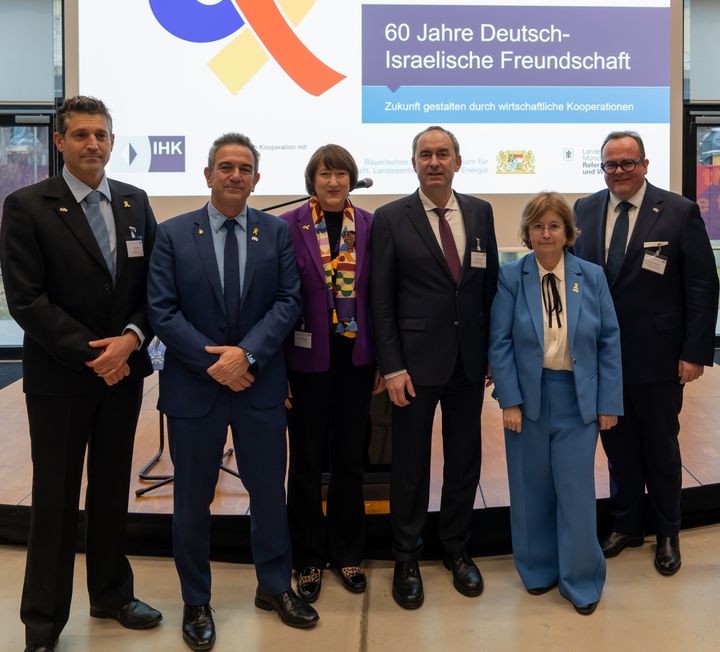 Von links: Doron Hemo (Wirtschaftskonsul Israelisches Generalkonsulat), Dr. Ron Tomer (Präsident Manufacturers’ Association of Israel), VdA-Präsidentin Hildegart Müller, Wirtschaftsminister Hubert Aiwanger, Isreals Generalkonsulin Talya Lador-Fresher und Clemens Baumgärtner (Referent für Arbeit und Wirtschaft, Landeshauptstadt München). Foto: StMWi/E. Neureuther