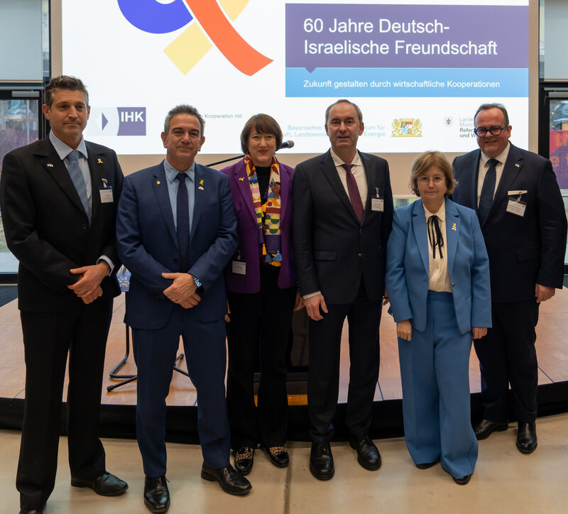 Von links: Doron Hemo (Wirtschaftskonsul Israelisches Generalkonsulat), Dr. Ron Tomer (Präsident Manufacturers’ Association of Israel), VdA-Präsidentin Hildegart Müller, Wirtschaftsminister Hubert Aiwanger, Isreals Generalkonsulin Talya Lador-Fresher und Clemens Baumgärtner (Referent für Arbeit und Wirtschaft, Landeshauptstadt München). Foto: StMWi/E. Neureuther