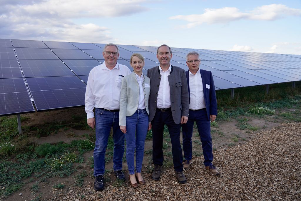Wirtschaftsminister Hubert Aiwanger mit den Vertretern von Naturenergie Zeilinger und dem Bürgermeister von Flachslanden. Foto: StMWi