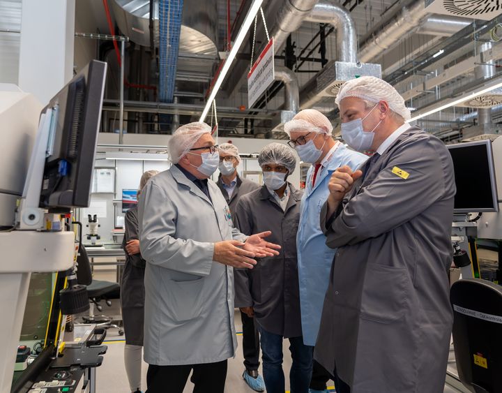 v.r.: Staatssekretär Roland Weigert, MdL Manfred Eibl und MdL Benjamin Adjei bei der Besichtigung des SEMIKRON-Standortes in Vrbové. © StMWi/T.Assenbrunner