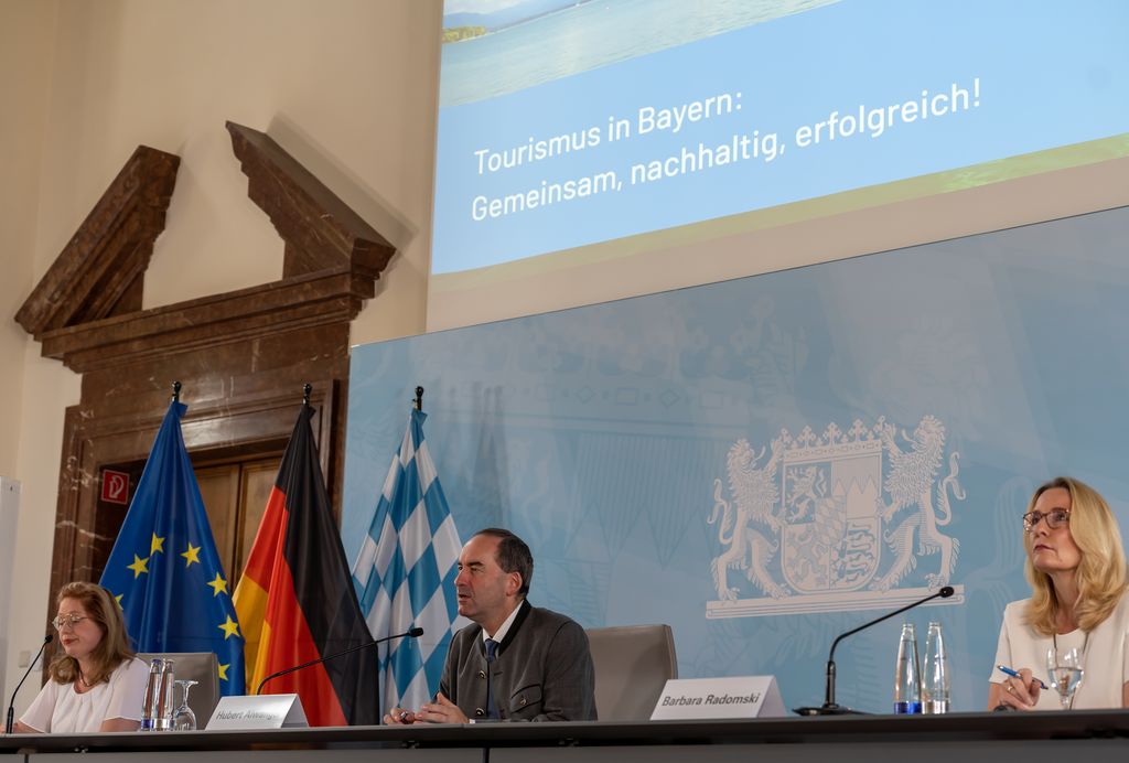 v. l. n. r. Daniela Leipelt (Geschäftsführerin der Oberschwaben Tourismus GmbH), Hubert Aiwanger (Wirtschaftsminister) und Barbara Radomski (Geschäftsführerin der BAYERN TOURISMUS Marketing GmbH) © StMWi/E. Neureuther