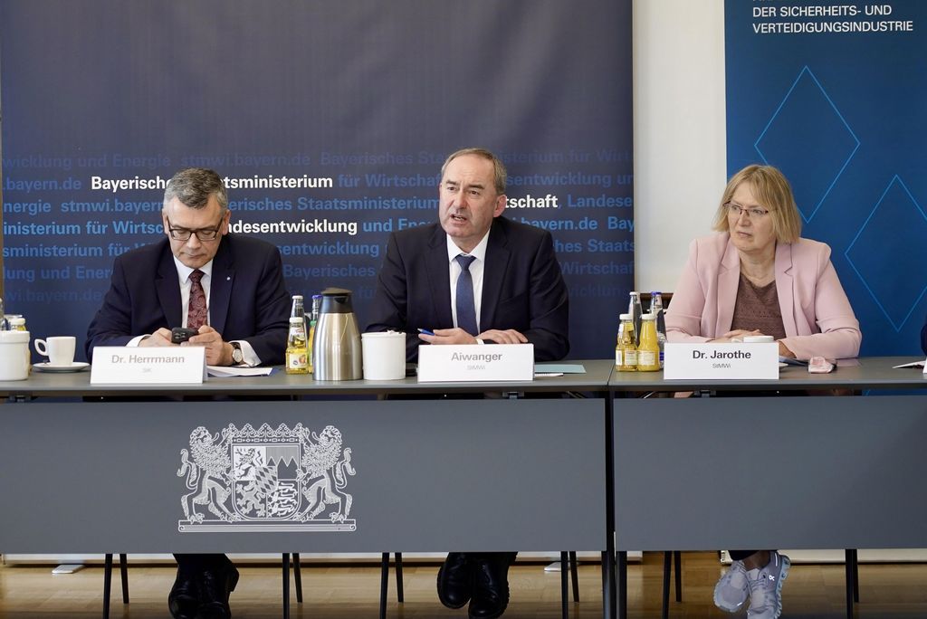 Impressionen des Runden Tisches zum Thema „Finanzierungsfragen der Sicherheits- und Verteidigungsindustrie“.                               