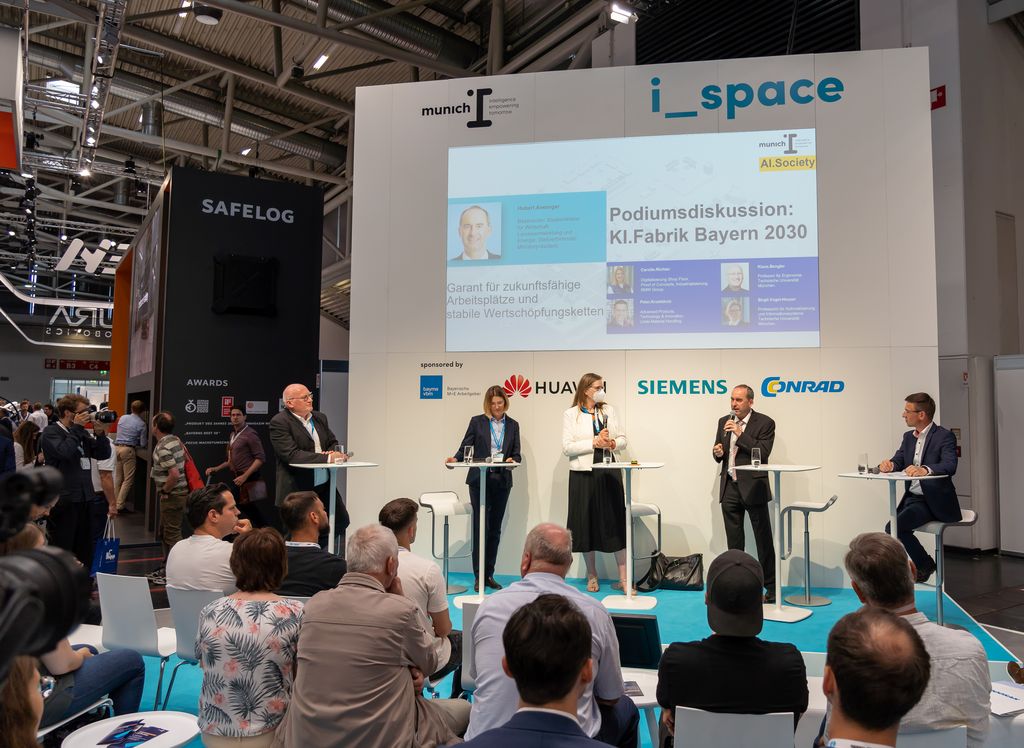 Bayerns Wirtschaftsminister Hubert Aiwanger diskutierte bei der Podiumsdiskussion der KI. Fabrik über die zukunftsfähigen Arbeitsplätze. (Fotonachweis: StMWi / E. Neureuther)