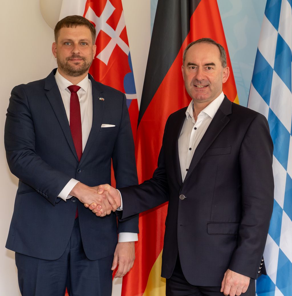 Bayerns Vize-Ministerpräsident Hubert Aiwanger empfing den slowakischen Wirtschaftsstaatssekretär Kamil Sasko im Bayerischen Staatsministerium für Wirtschaft, Landesentwicklung und Energie. Foto: Elke Neureuther/StMWi