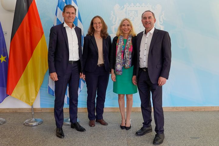 Bayerns Wirtschaftsminister Hubert Aiwanger tauschte sich mit dem Landesbeauftragten und Vertreterinnen aus dem Verband der forschenden Pharma-Unternehmen (v.l.n.r.) aus: Manfred Heinzer, Geschäftsführer Amgen und Landesbeauftragter des Verbands, Yvonne Ziegler, Manager Public Affairs bei Novartis und Dr. Leonie Uhl, Lead Government Affairs bei Amgen.
Fotos: StMWi