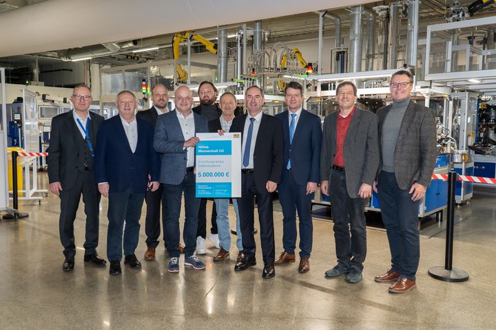 Bayerns Wirtschafts- und Energieminister Hubert Aiwanger hat heute die 25. Förderurkunde aus dem Bayerischen Elektrolyseurförderprogramm (BayFELI) an die H2Hub Münnerstadt UG überreicht. Foto: StMWi/Bastian Brummer