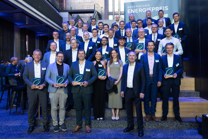 Die Preisträger des Bayerischen Energiepreises mit Bayerns Wirtschaftsminister Hubert Aiwanger (Foto: StMWi)