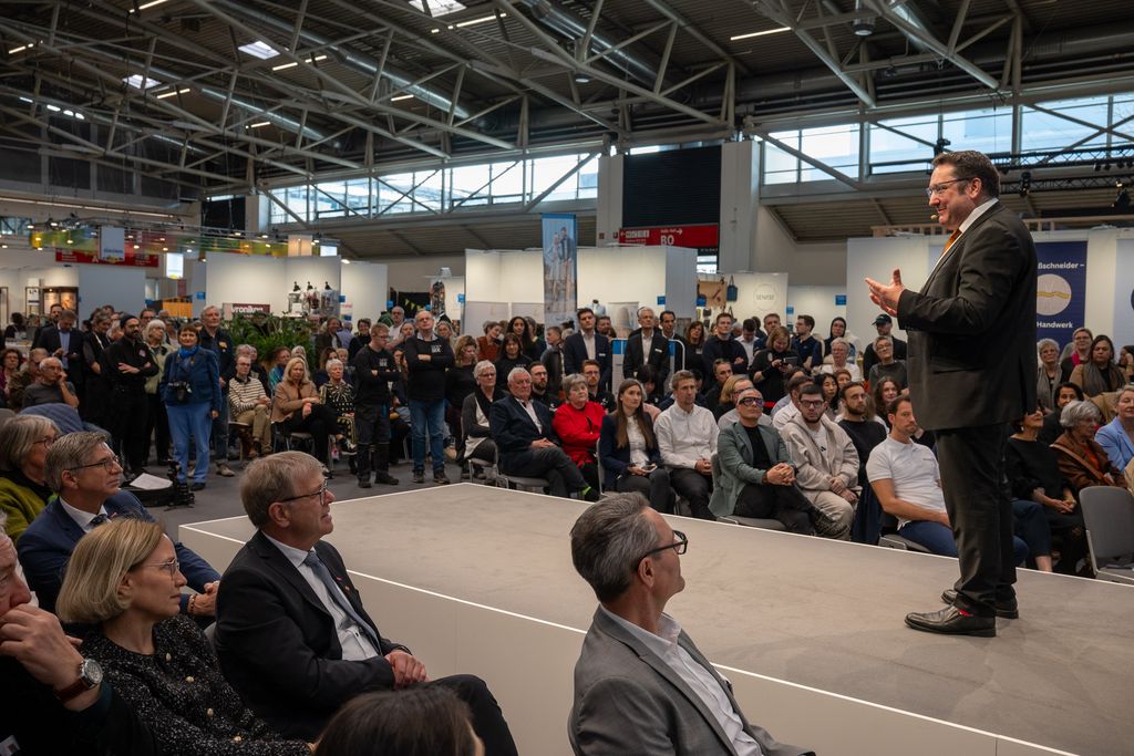 Bayerns Wirtschaftsstaatssekretär Tobias Gotthardt spricht bei der Verleihung der Staatspreise im Rahmen der IHM 2026.
