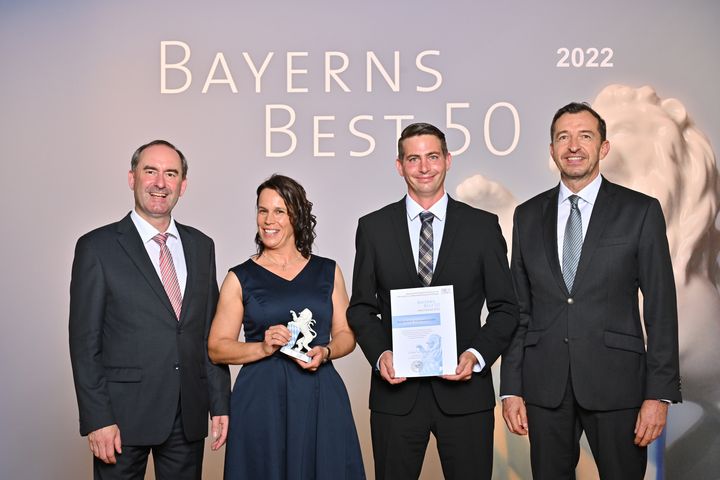 Bayerns Wirtschaftsminister Hubert Aiwanger (links) übergibt die Auszeichnung "Bayerns Best 50" an die Sensor-Technik Wiedemann GmbH.