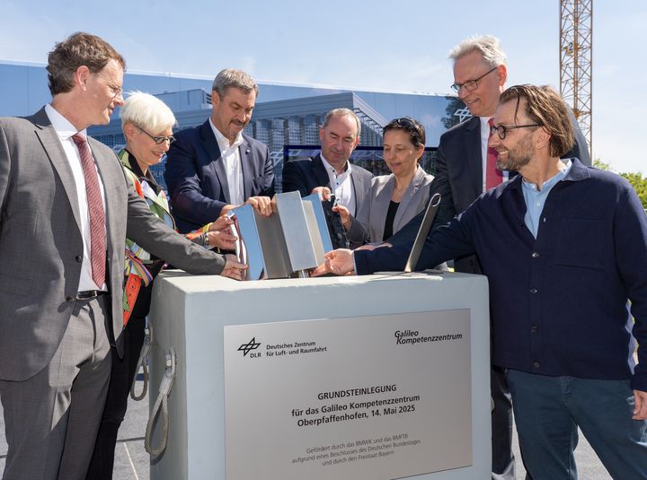 Bayerns Wirtschaftsminister Hubert Aiwanger hat gemeinsam mit Ministerpräsident Dr. Markus Söder und Vertretern des Deutschen Zentrums für Luft und Raumfahrt eine Zeitkapsel im Grundstein des neuen Galileo-Kompetenzzentrums in Oberpfaffenhofen versenkt. Foto: StMWi/Bastian Brummer