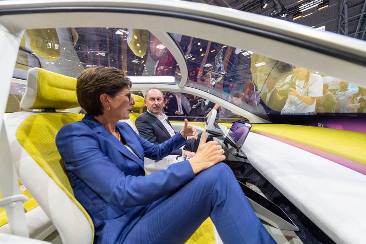 Bayerns Wirtschaftsminister Hubert Aiwanger besucht die IAA MOBILITY 2023.