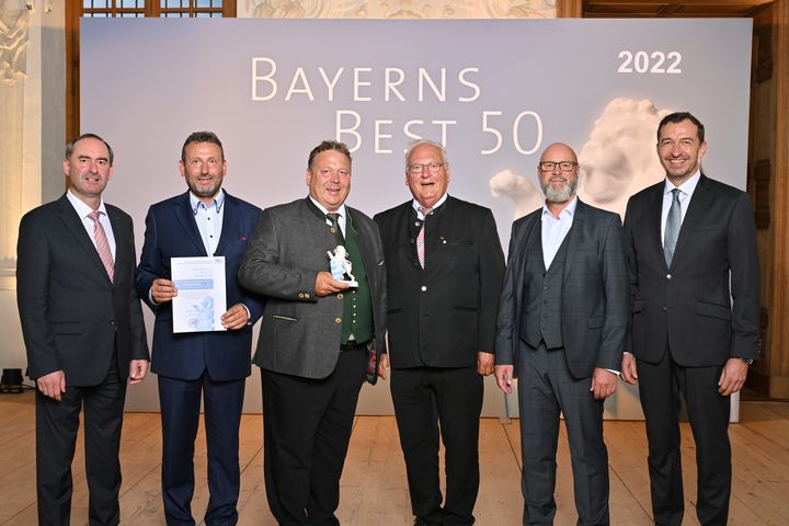 Bayerns Wirtschaftsminister Hubert Aiwanger (links) übergibt die Auszeichnung "Bayerns Best 50" an die Johann Dettendorfer Spedition Ferntrans GmbH & Co. KG. 