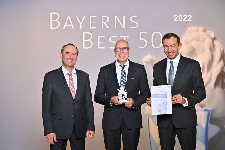 Bayerns Wirtschaftsminister Hubert Aiwanger (links) übergibt die Auszeichnung "Bayerns Best 50" an die Richard Köstner AG.