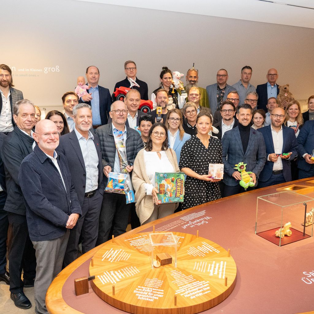 Gruppenbild der Teilnehmer des Kickoff Spielzeugland.Bayern
