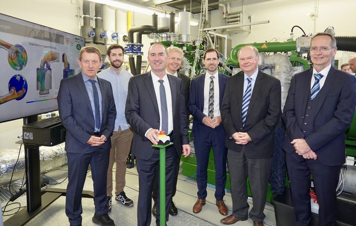 Bayerns Energieminister Hubert Aiwanger beim Start des Wasserstoff-Blockheizkraftwerks an der OTH Amberg-Weiden, mit Prof. Dr. Markus Brautsch, Max Becker, Prof. Dr. Clemens Bulitta, Prof. Dr. Raphael Lechner und Prof. Dr. Wolfgang Weber (v. l. n. r.).
Foto: StMWi/A. Ufert