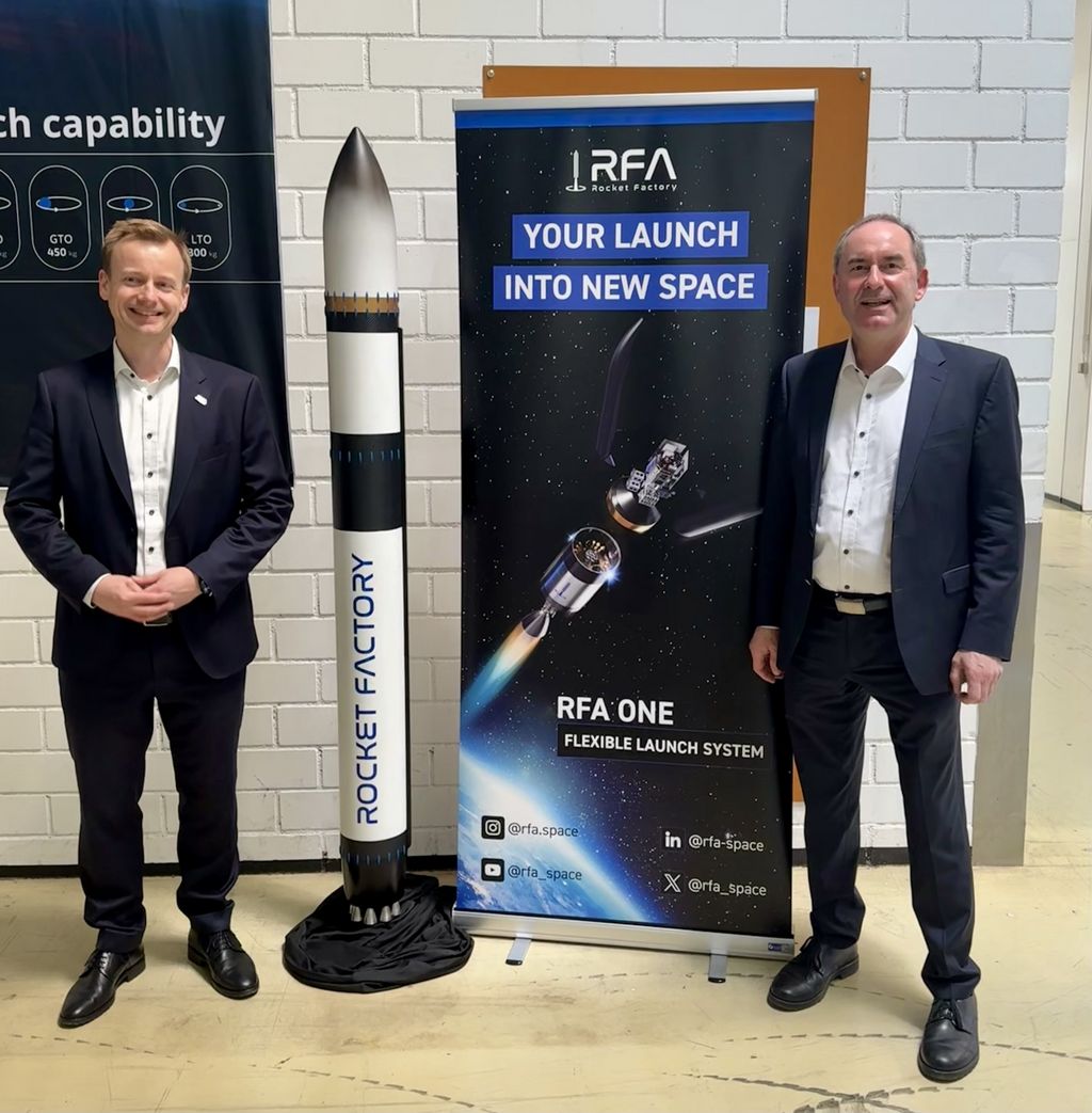 Der CCO der Rocket Factory Augsburg, Jörn Spurmann, informierte Bayerns Wirtschaftsminister Hubert Aiwanger beim Unternehmensbesuch. Foto: StMWi