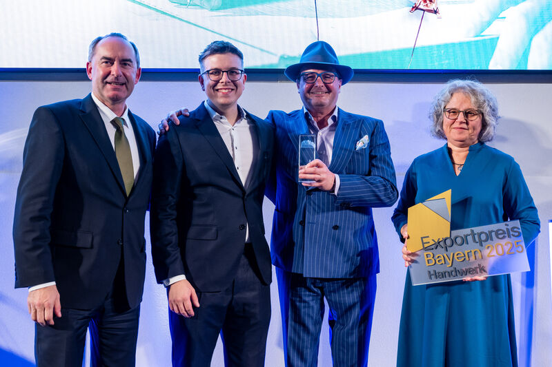 Bayerns Wirtschaftsminister Hubert Aiwanger mit den Preisträgern der Kategorie Handwerk: Lukas Effenberger, Operative Leitung Martelleria Blechmanufaktur (2.v.l.), Martin Deggelmann, Geschäftsführer Martelleria Blechmanufaktur; Laudatorin Frau Claudia Wackerbauer, Geschäftsführerin der Wackerbauer Maschinenbau GmbH (Foto: StMWi/L. Preiss)