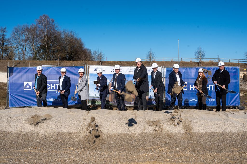 Wirtschaftsminister Hubert Aiwanger (5. v. l.) beim Spatenstich des Rechenzentrums in Dorfen. Mit auf dem Foto (v. l.): Thomas Kirchberger (Niederlassungsleiter HOCHTIEF Infrastructure Building), Christoph Dümpelmann (Niederlassungsleiter HOCHTIEF Infrastructure Building Essen), Eva Lupprian (Senior Manager Project Development HOCHTIEF Data Center Partner), Heinz Grundner (1. Bürgermeister Stadt Dorfen), Bernd Holtwick (CFO &amp; COO HOCHTIEF PPP Solutions), Dr. Stephan Küßner (Managing Director Palladio Partners), Klaus Steiner (Geschäftsführer Stadtwerke Dorfen), Sulin Khalid (Projektkoordinatorin HOCHTIEF Engineering), Martin Bayerstorfer (Landrat Landkreis Erding). 
Foto: StMWi