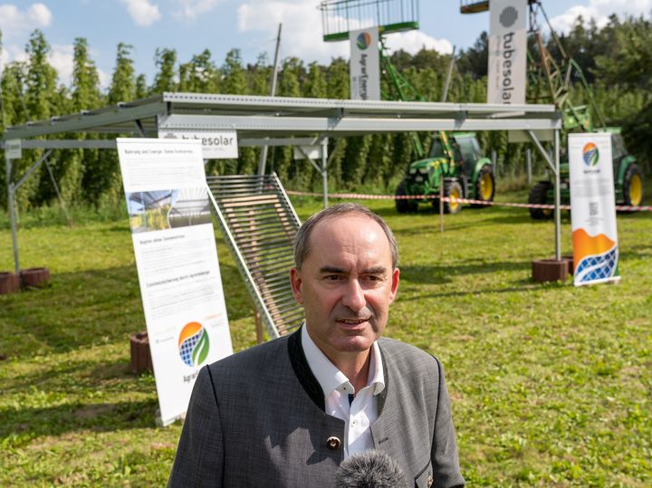 Wirtschaftsminister Hubert Aiwanger besichtigt die Demoanlage Hopfen PV in Au in der Hallertau © StMWi/E. Neureuther