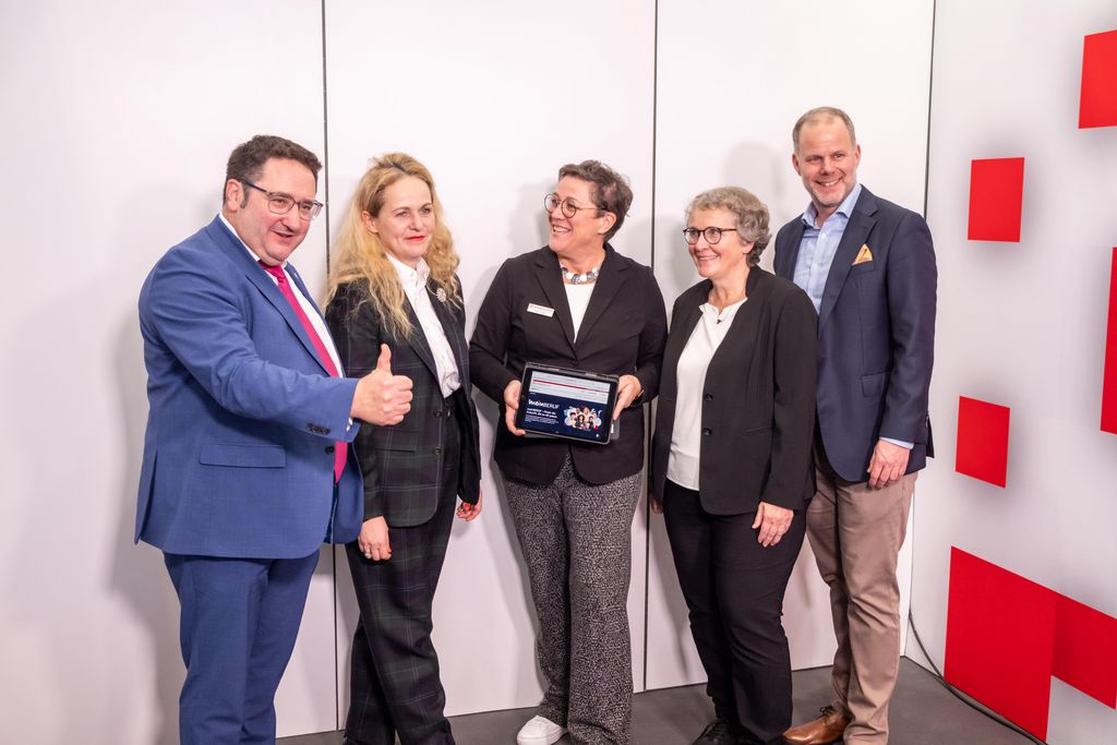 Bayerns Wirtschaftsstaatssekretär Tobias Gotthardt besucht die Berufsbildungsmesse in Nürnberg.