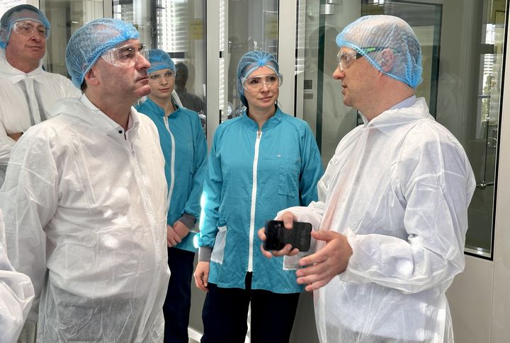 Wirtschaftsminister Hubert Aiwanger (links) im Gespräch mit Romke-Jan van Dijk, MSD-Standortleiter Unterschleißheim. Foto: StMWi