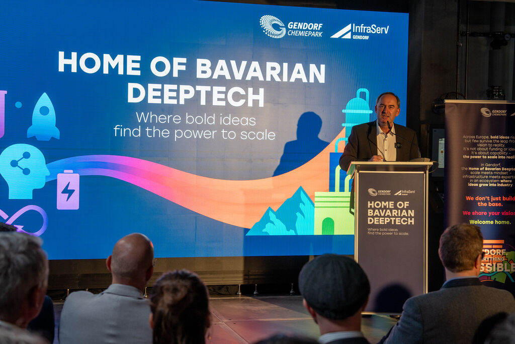 Bei seiner Rede sprach Minister Aiwanger über die Bedeutung der Chemieindustrie für Bayern. 
Foto: StMWi