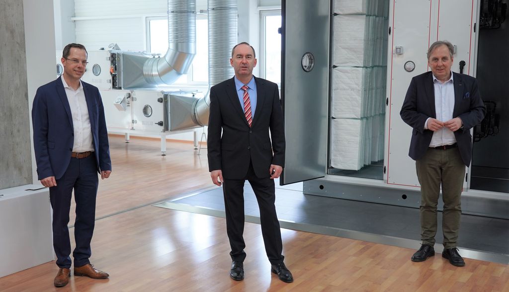 Wirtschaftsminister Hubert Aiwanger besucht die Geschäftsführung der Wolf GmbH in Mainburg. Von links: Dr. Thomas Kneip (Vorstand Finanzen und Strategie), Wirtschaftsminister Hubert Aiwanger und Bernhard Steppe (Geschäftsführer Vertrieb). Foto: StMWi